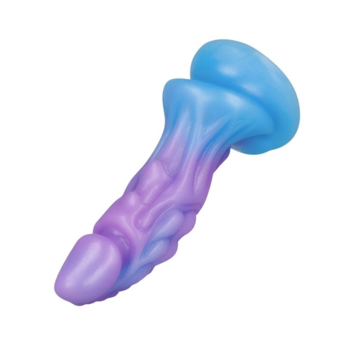 Vista inclinada del dildo Zafiria mostrando su brillo lunar y contornos realistas.