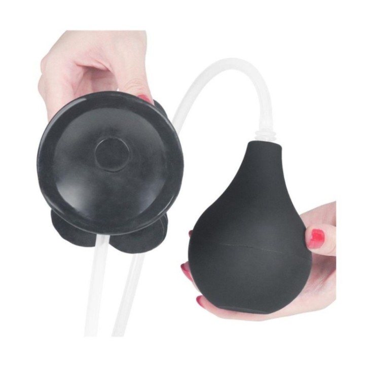 Detalle de la bomba y ventosa del dildo Lovetoy Squirting para una experiencia completa.