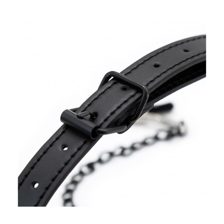 Detalle hebilla metálica ajustable diferentes medidas.