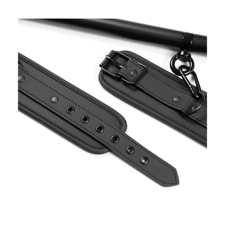 Detalle de las esposas desmontables de neopreno y cuero vegano.