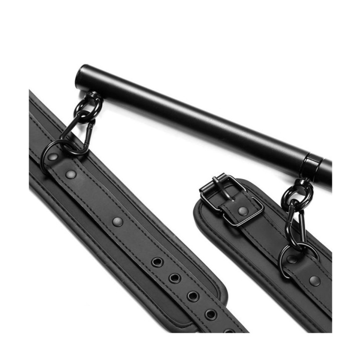 Detalle de las esposas desmontables de neopreno y cuero vegano.