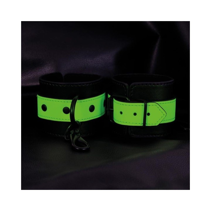 Esposas de manos que brillan en la oscuridad