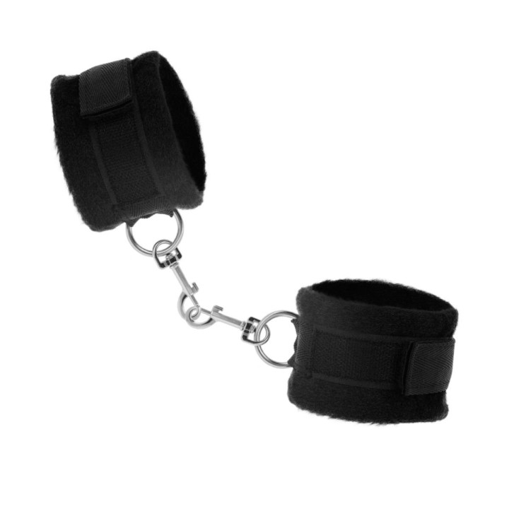 Detalle de las esposas del set erótico 2