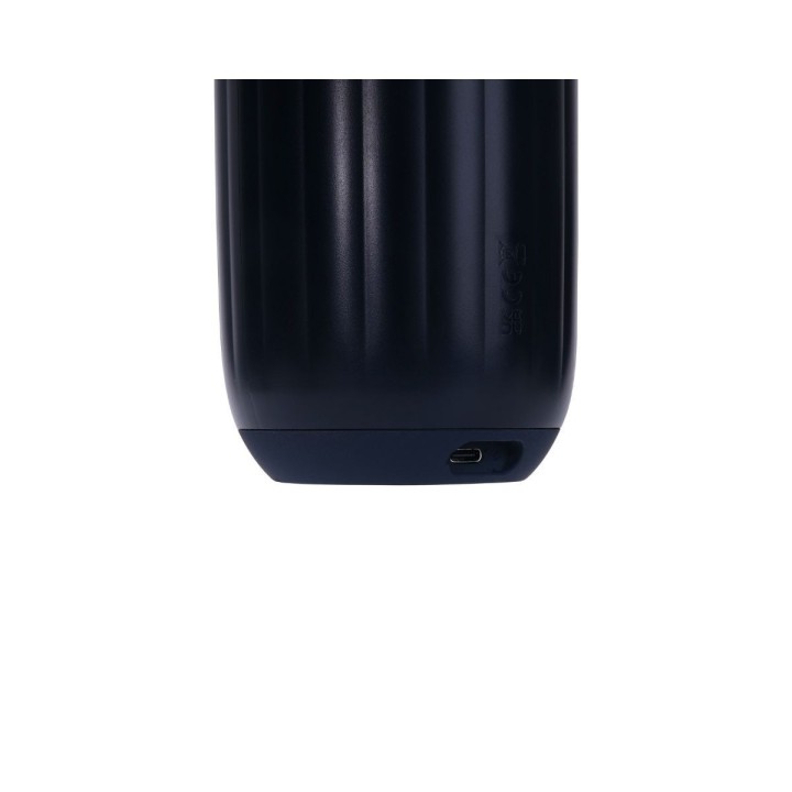 Detalle de conector de recarga por USB-C del Svakom Sam Neo 2 Pro Dark Blue