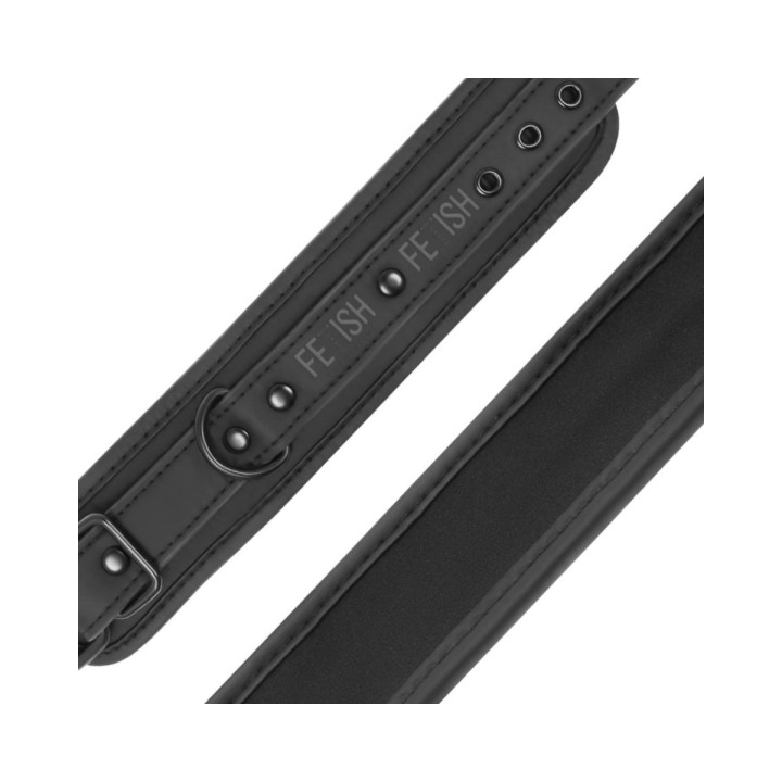 Detalle de las esposas desplegadas y con un acabado perfecto en cuero vegano de Fetish Submissive