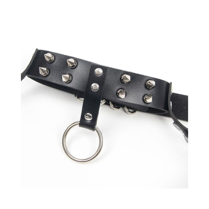 Detalle del collar de cuero del sujetador de cuero con cadenas de Subblime