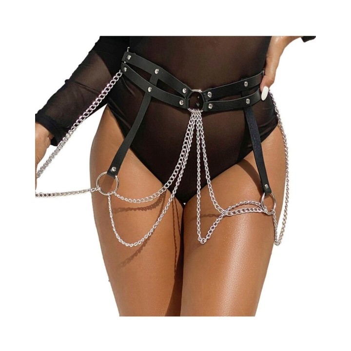 Modelo con el cinturón de cadenas y cuero negro con anillas y cadenas colgantes de Subblime