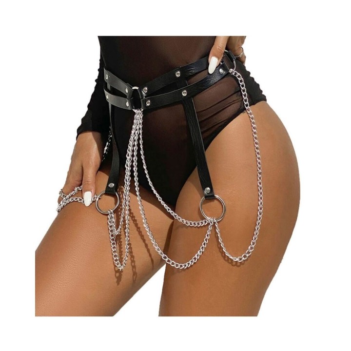 Vista de perfil del cinturón con cadenas y cueron negro con anillas y cadenas colgantes de Subblime