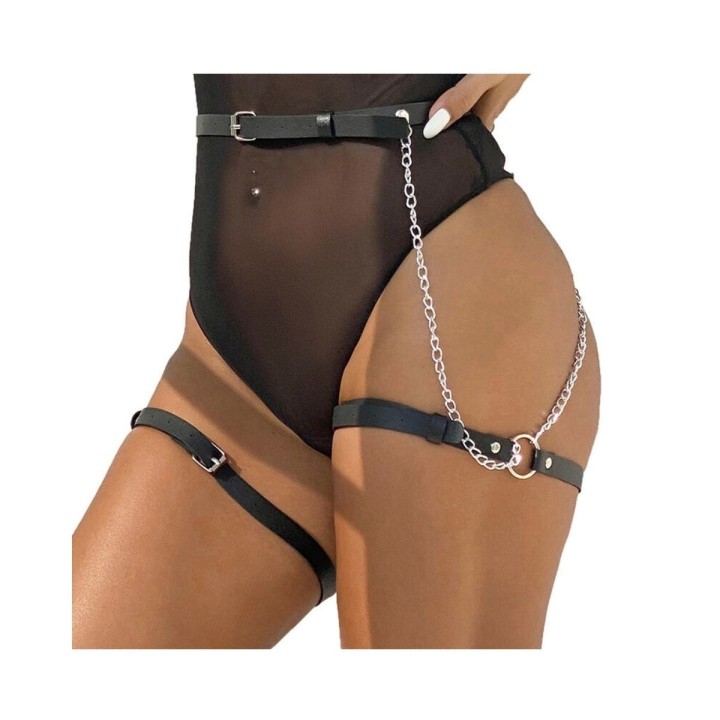 Modelo del cinturón con ligueros de perfil de Subblime