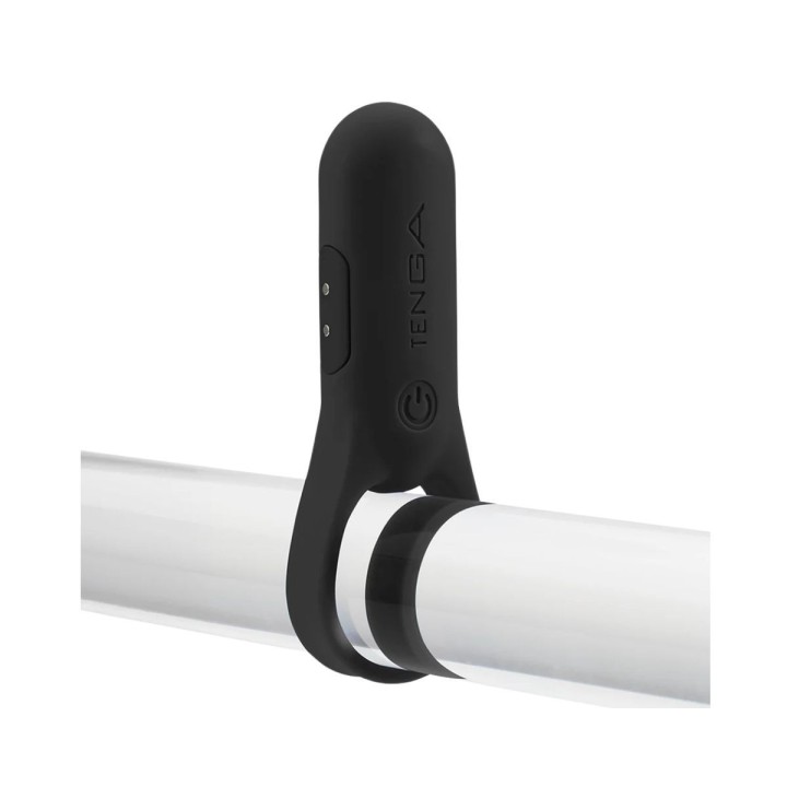 Modo de uso del anillo PaiRing de Tenga, con su punta redondeada para el placer de la pareja