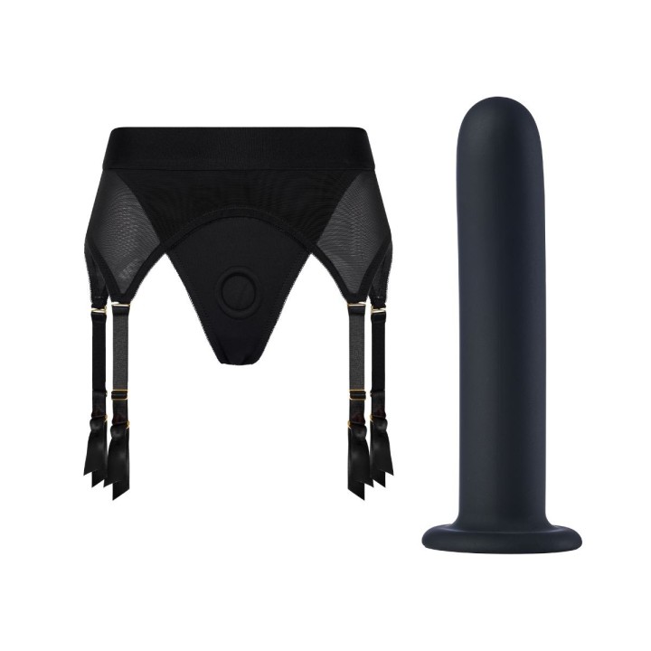 Vail está siempre dispuesto para la ocasión con su dildo de 15 cm para poner y quitar.
