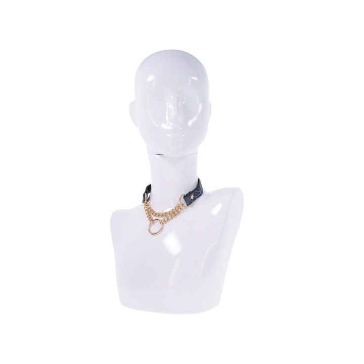 Collar de día de piel vegana y detalles dorados de Sex and Mischief en maniquí.