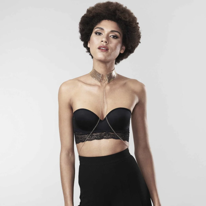 Vista del collar Désir en la modelo