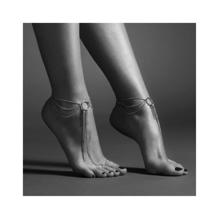 Modelo con las pulseras de pies puestas